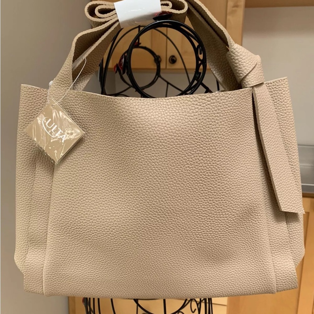 NWT ULTA PEBBLE BEAUTY TOTE BAGE NUDE COLOUR MAGNET SNAPS